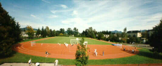 Naturrasenplatz mit Laufbahn, Tartanspielfeld u. Weitsprunganlage