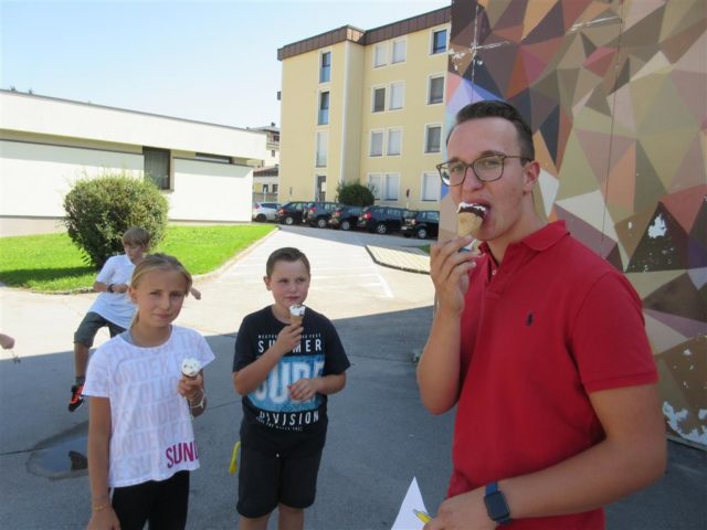 Eis essen (Medium)