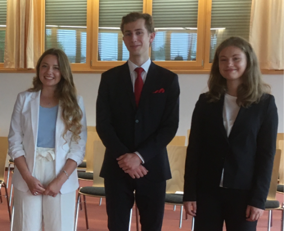 06_Mia Presch, Jacob Ceconi und Katharina Reich nach bestandener Russisch-Matura