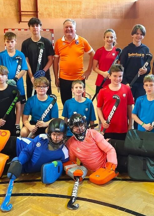 2.-4. Klasse Hockey mit Bernd - TW mit Helm